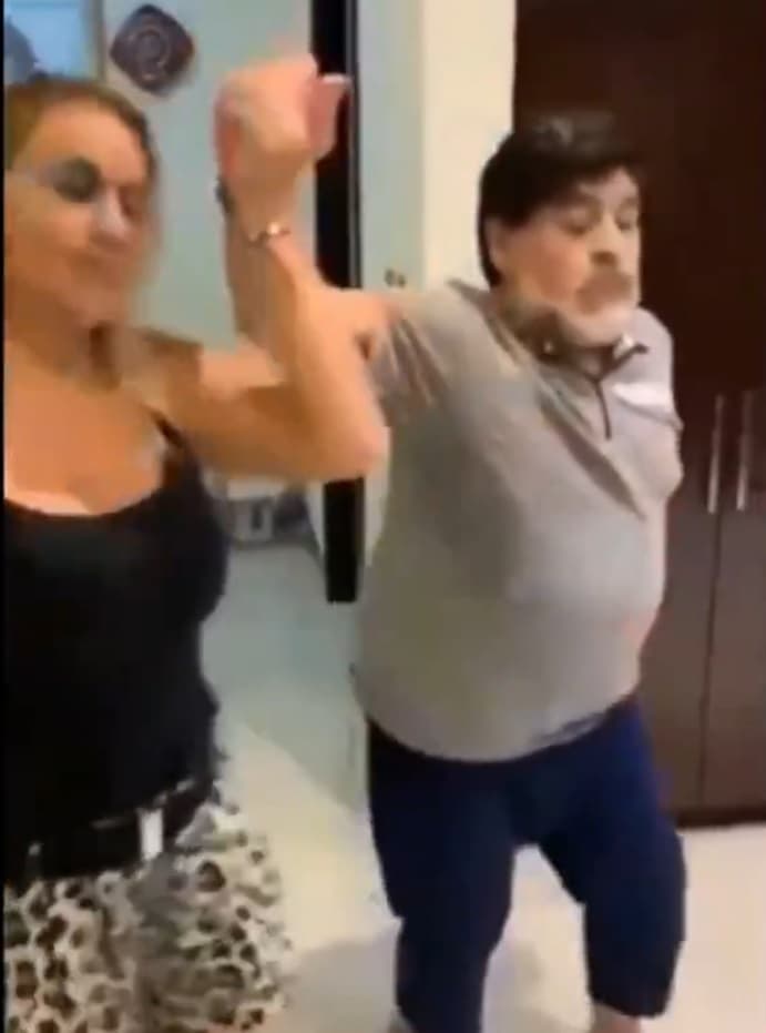 Maradona baila al ritmo del bombón asesino y enseña las pompas  (VIDEO)