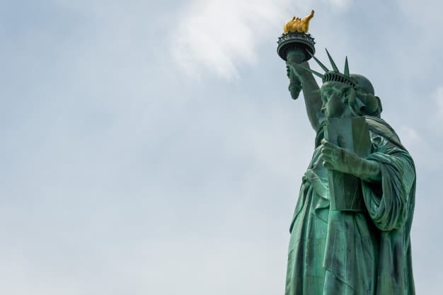Fulminante rayo cae sobre la Estatua de la Libertad (Video)