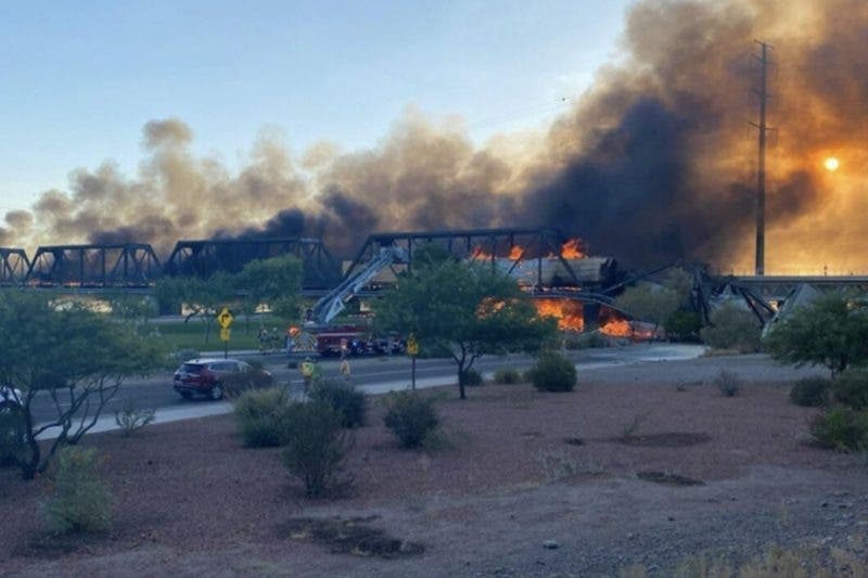 Tren se descarrila en Arizona y provoca incendio en puente VIDEO