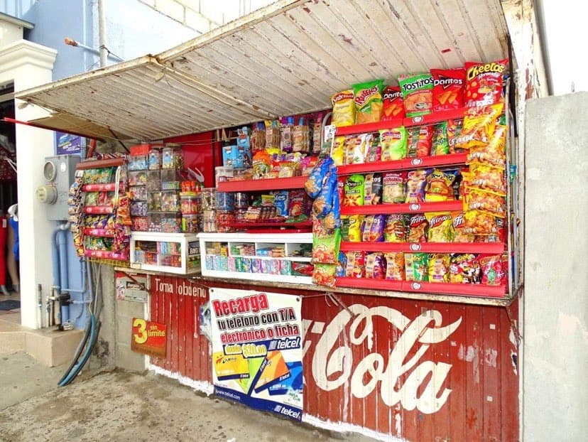 Oaxaca prohibe venta de bebidas azucaradas y comida chatarra a menores de edad