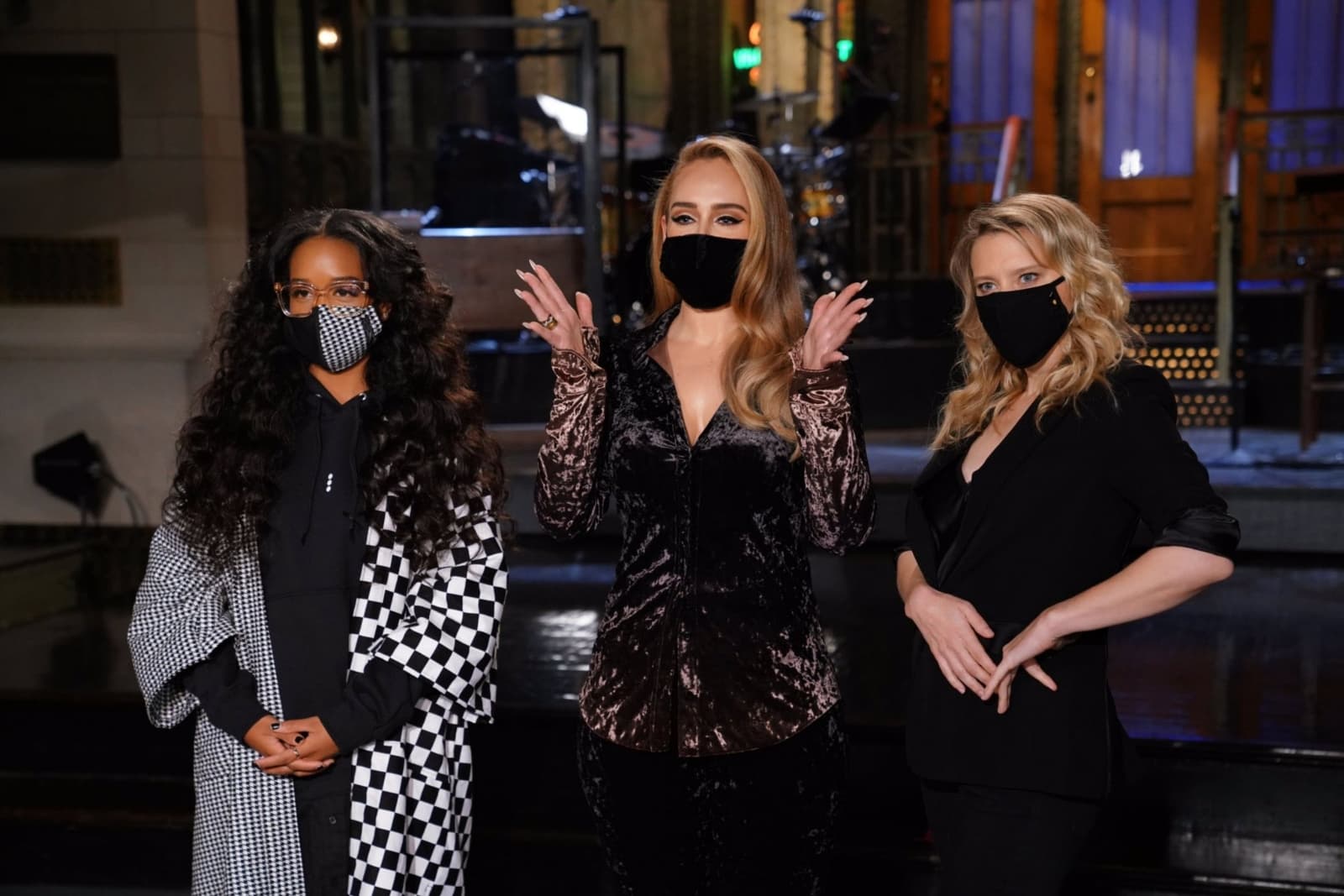 Adele luce más delgada y con otro acento en Saturday Night Live (VIDEO)