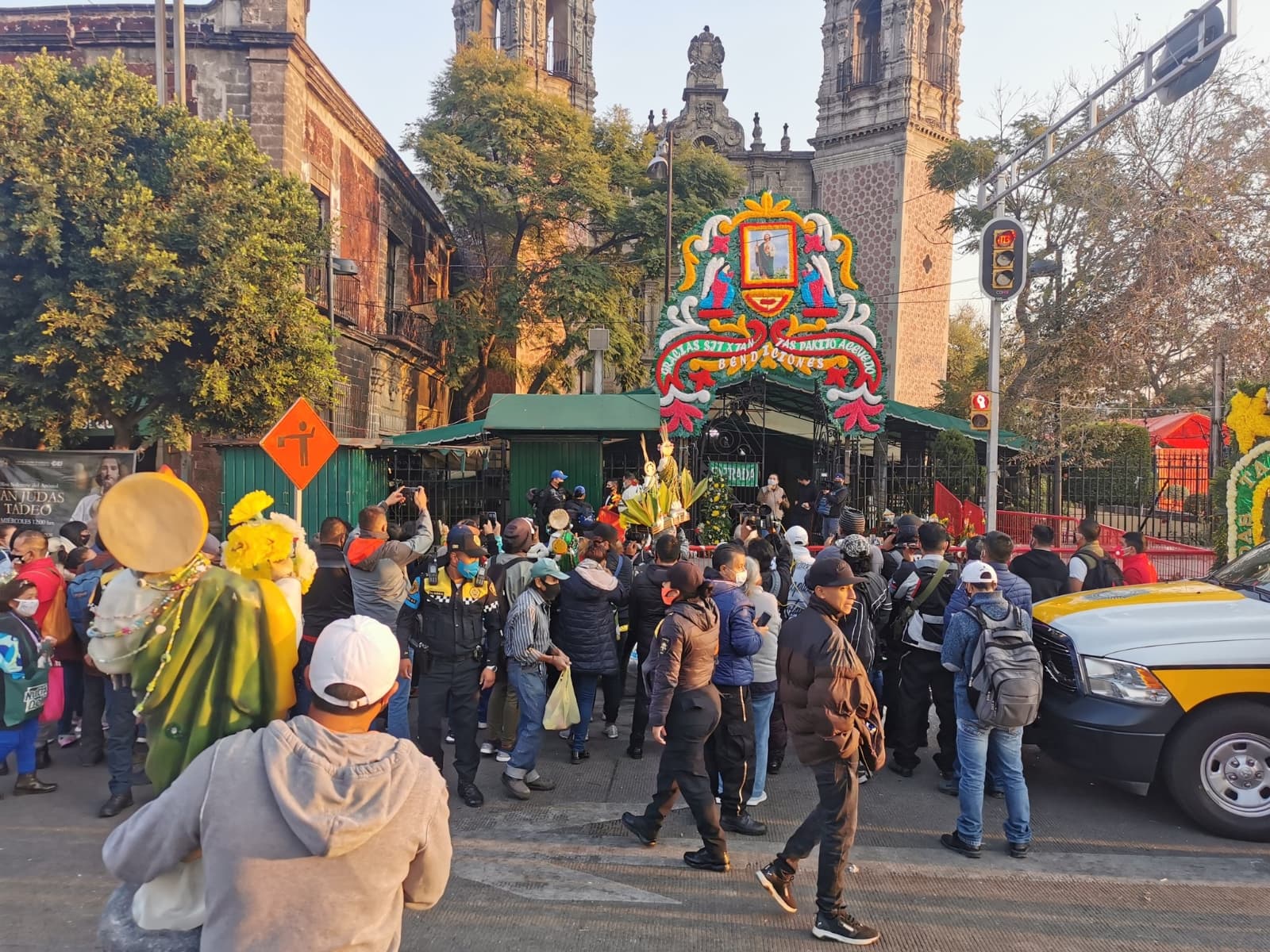 Fieles de San Juditas Tadeo llegan a San Hipólito ¡y autoridades les permiten pasar! (VIDEO)