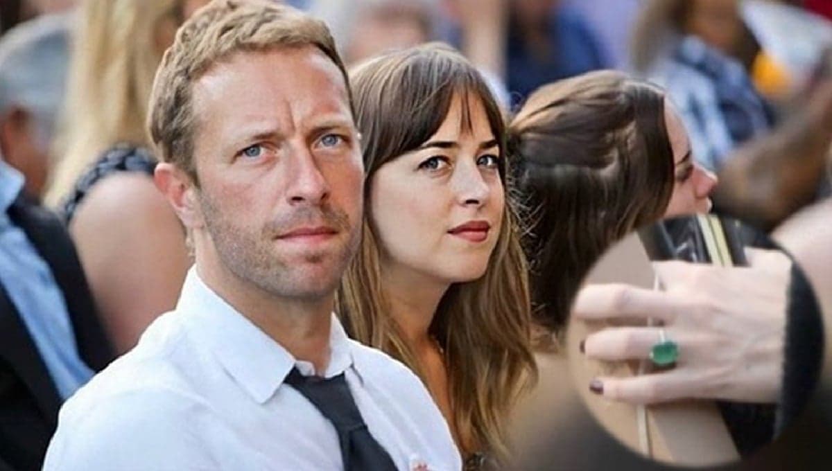 ¿Dakota Johnson y Chris Martin se casan?, la actriz presume anillo de compromiso