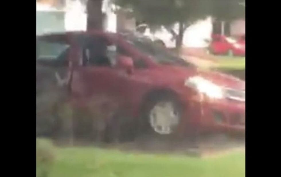 Ebrio choca una y otra vez y sigue al volante