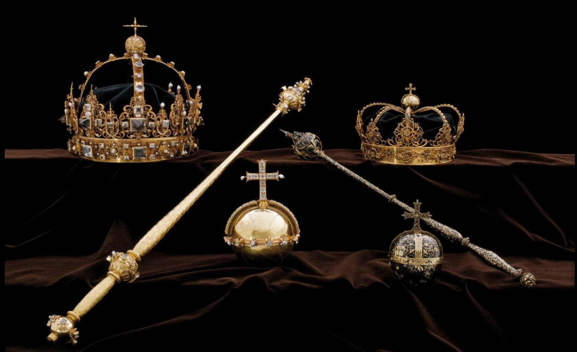 Roban dos coronas de los reyes suecos