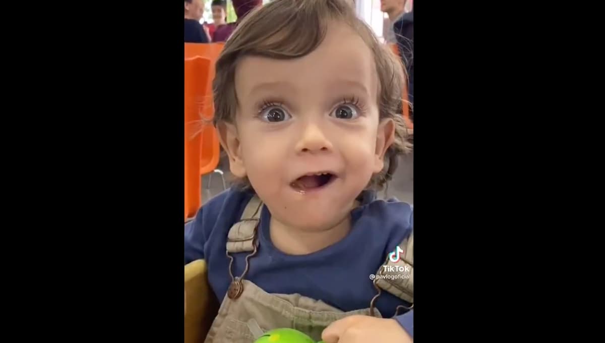 VIDEO VIRAL: bebé prueba su primer taco al pastor y pierde la cabeza