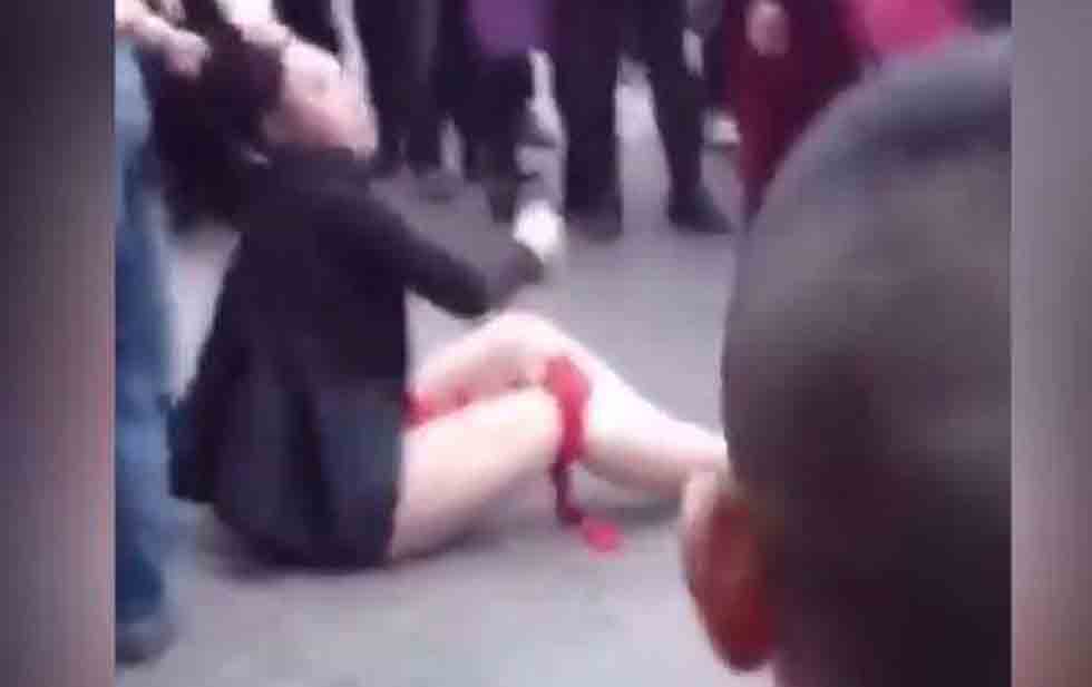 Video: Deja sin pantis en plena calle a la amante de su marido