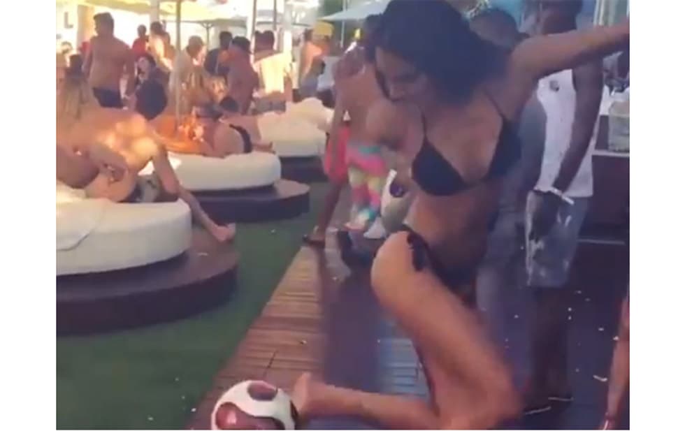 <div>En bikini enseña sus dotes con el balón</div>