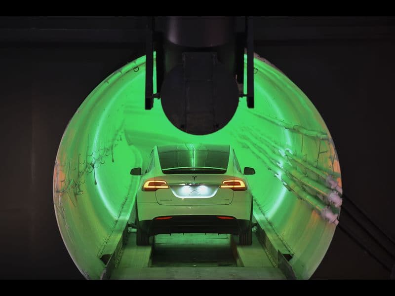 "Esto es mejor que Disneyland": un reportero que viajó por el nuevo túnel de Elon Musk