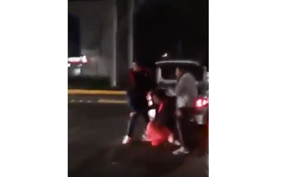 Intenta meter a golpes a su exnovia a la cajuela