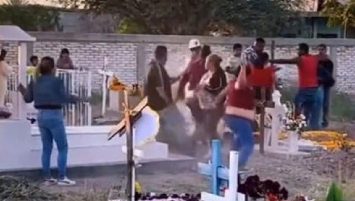 ¡Dale, con la silla! Familia pelea en panteón por la herencia (VIDEO)