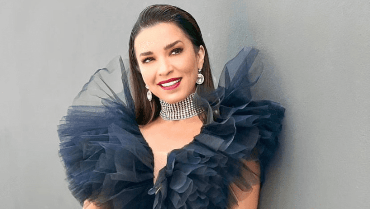 Laura G rompe la red al posar con minifalda en blanco y negro que resalta su figura