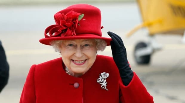 La reina Isabel II está buscando a alguien que le lleve redes sociales