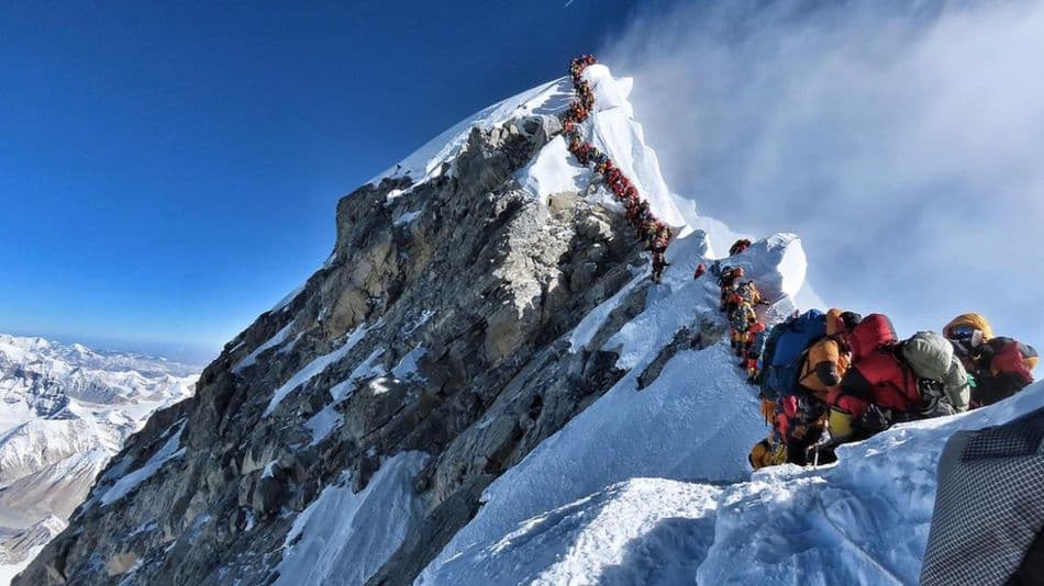 Reportan 8 alpinistas muertos por inmensa fila para llegar al Everest