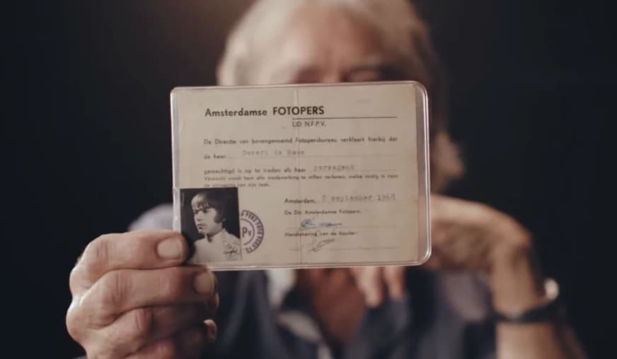 Con tan solo 15 años de edad capturó la foto más famosa de John y Yoko