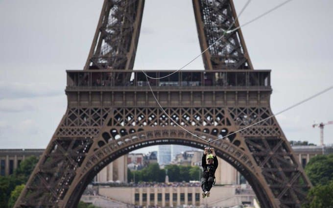 La Torre Eiffel tiene una nueva atracción: una tirolesa
