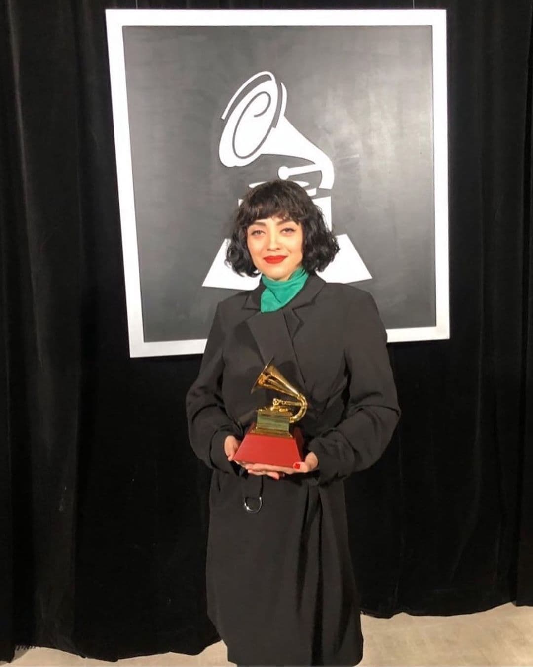 Mon Laferte protesta con su vestimenta en los Latin Grammy
