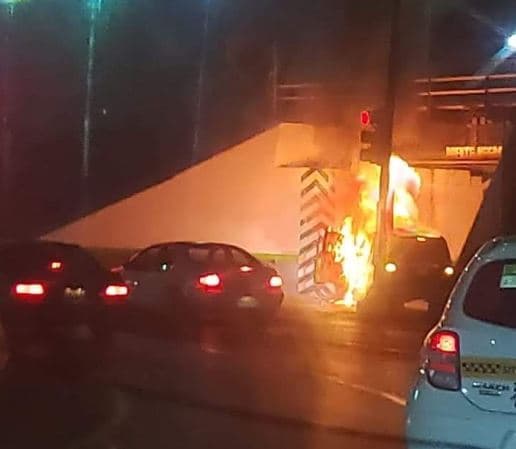 Civiles armados queman vehículos en Nuevo Laredo