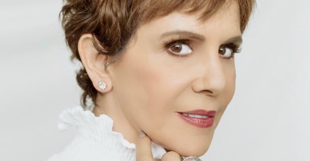 Rebecca Jones enciende Instagram con foto en bikini a sus 62 años