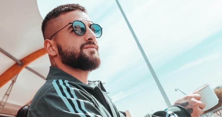 La colorida sesión de fotos de Maluma tras ser nombrado el "Hombre del año"