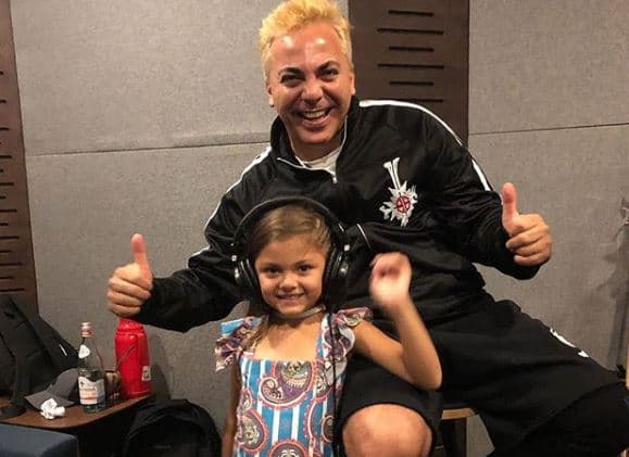 Cristian Castro sorprende con llamativo look y novia nueva