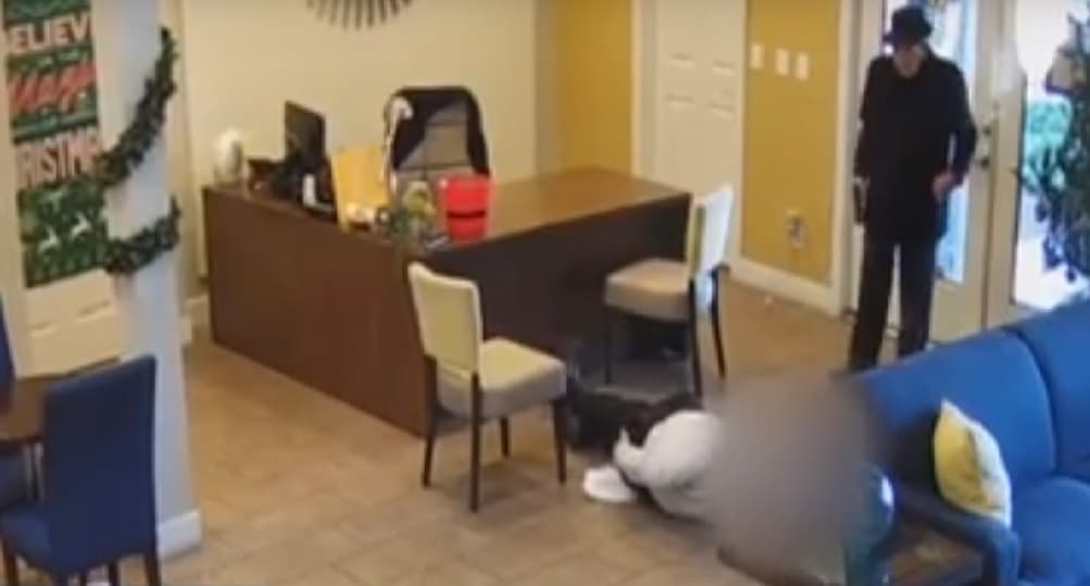 Anciano dispara a su casero por que su departamento se inundó