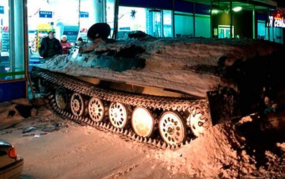 Hombre borracho choca transporte militar contra tienda