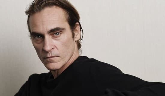 Conductora se burla de labio leporino de Joaquin Phoenix