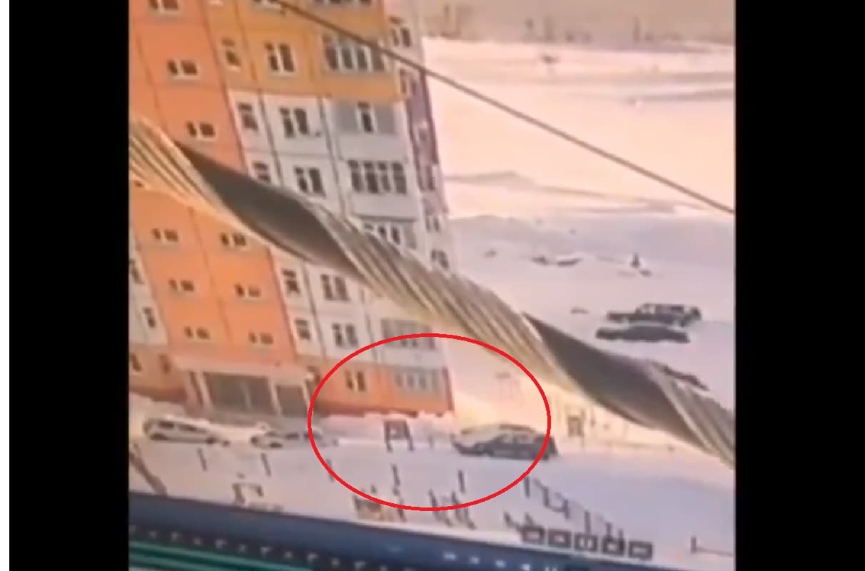 Mujer cae desde noveno piso en Rusia; se levanta como si nada