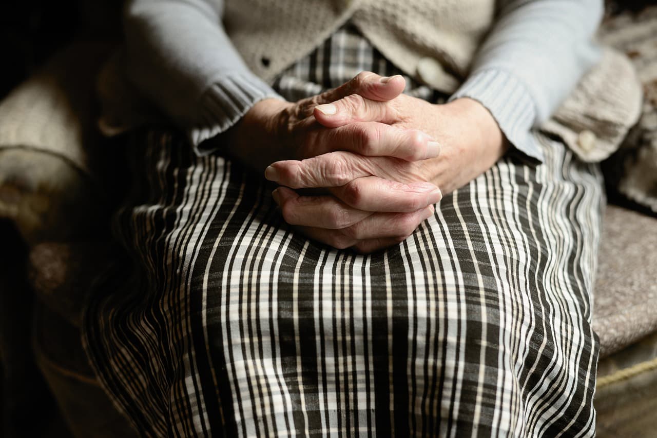 Abuelita se defiende de asalto con paraguas mientras hacia sus compras