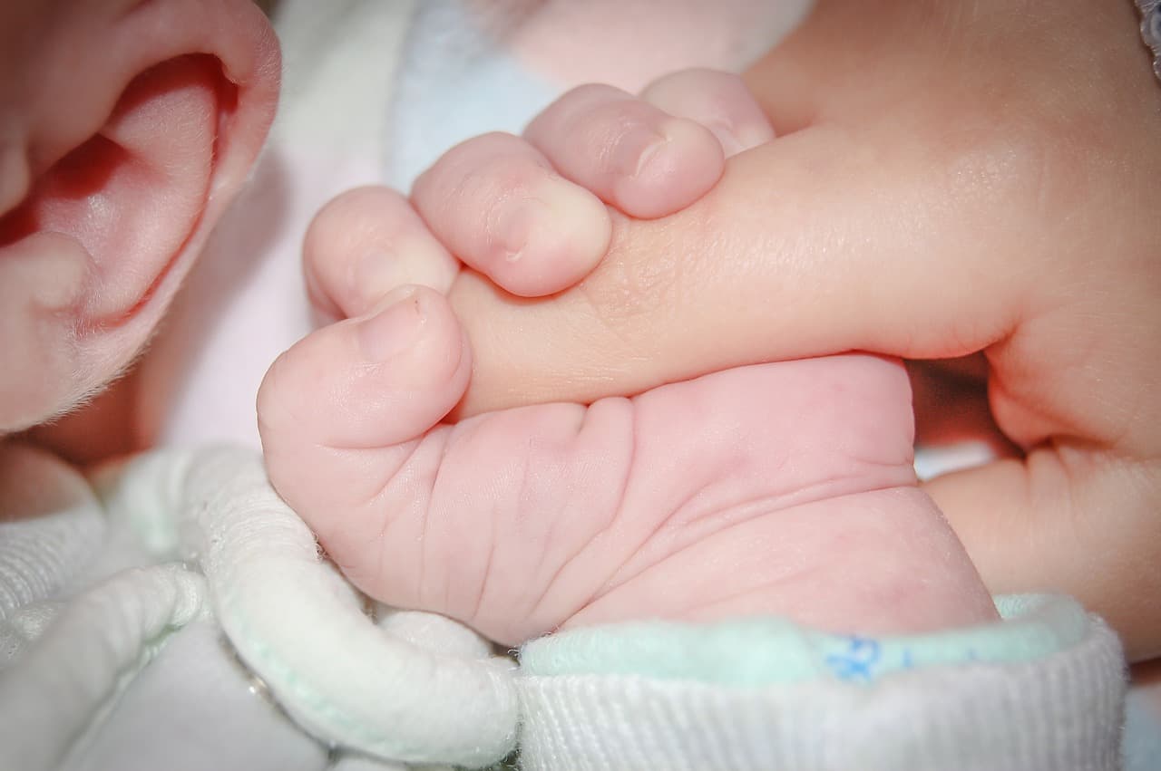 Nace primer bebé con coronavirus en Wuhan, China