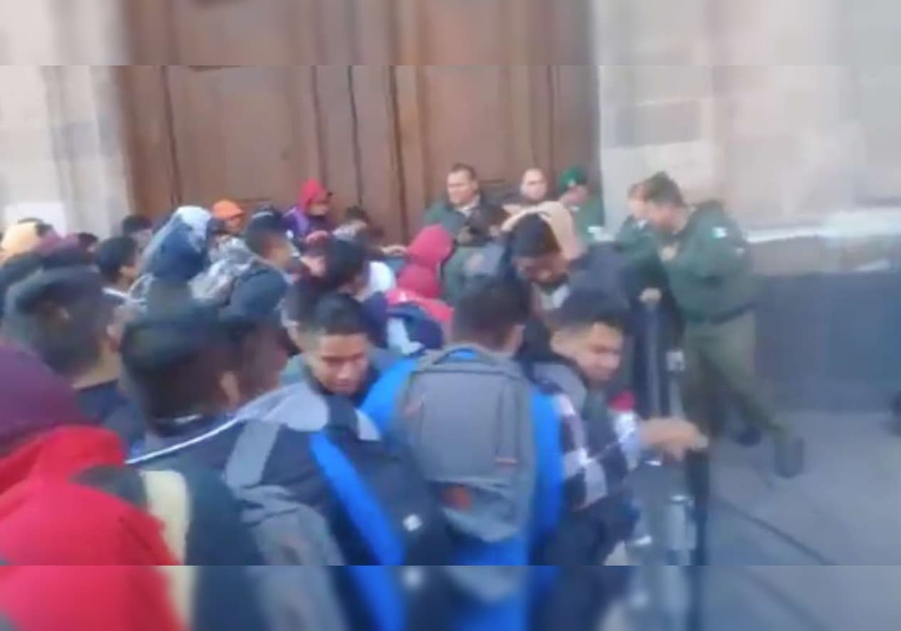 Normalistas intentan portazo en Palacio Nacional y les echan gas pimienta