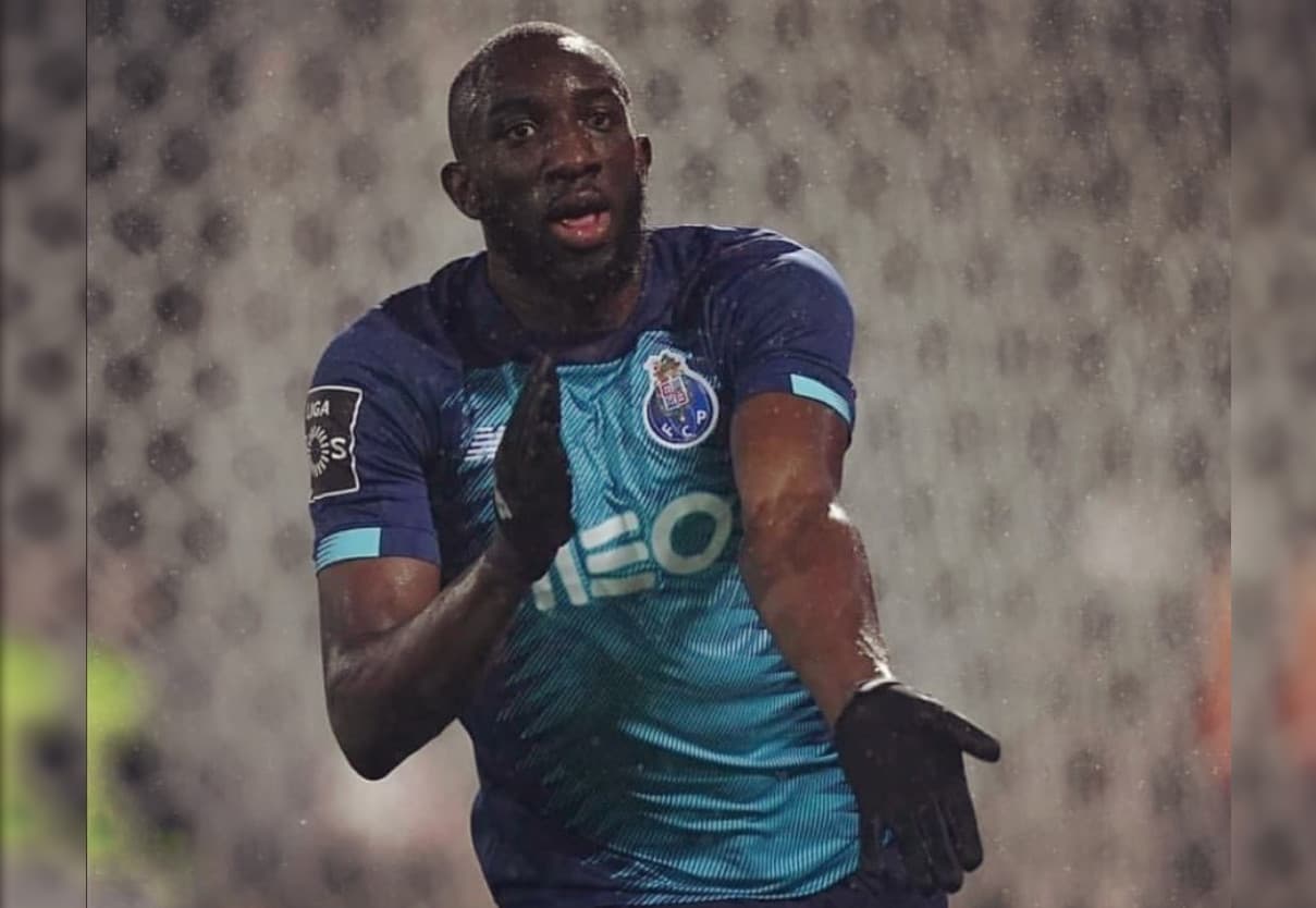Jugador del Porto abandona la cancha por racismo de los aficionados