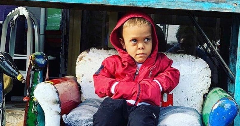 Historia de niño con enanismo, víctima de bullying, ¿es falsa?