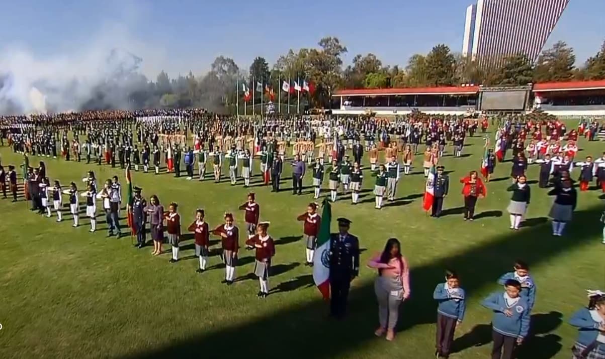 Estudiantes se desmayan en evento del Día de la Bandera