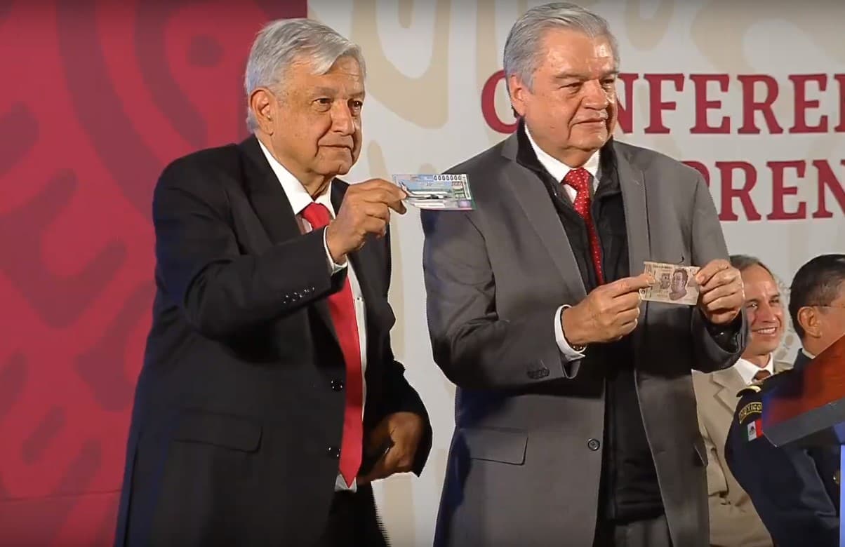 AMLO saca 500 pesos y compra primer ‘cachito’ para rifa del avión