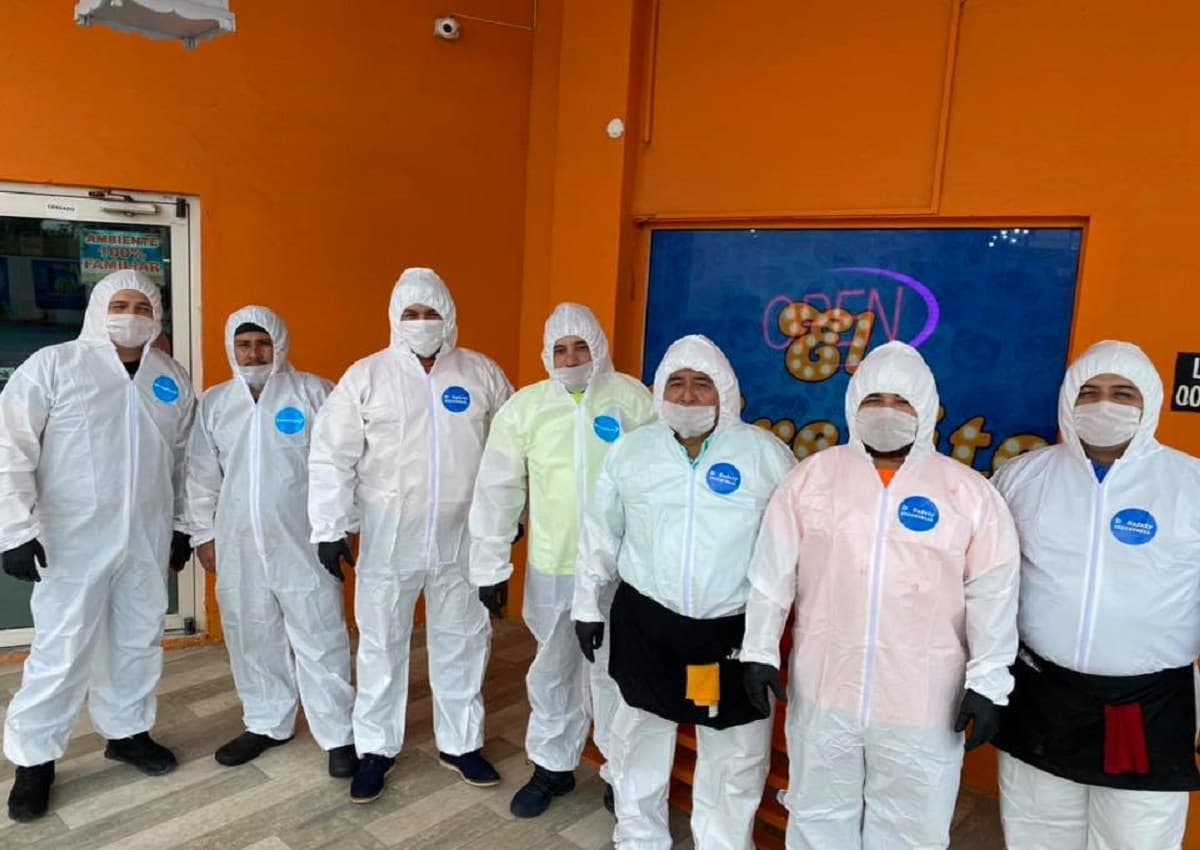 VIRAL: Restaurante de Tamaulipas protege a meseros con trajes aislantes