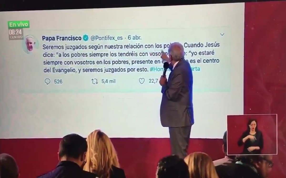 Critican a López Obrador por leer tuits del papa en la conferencia
