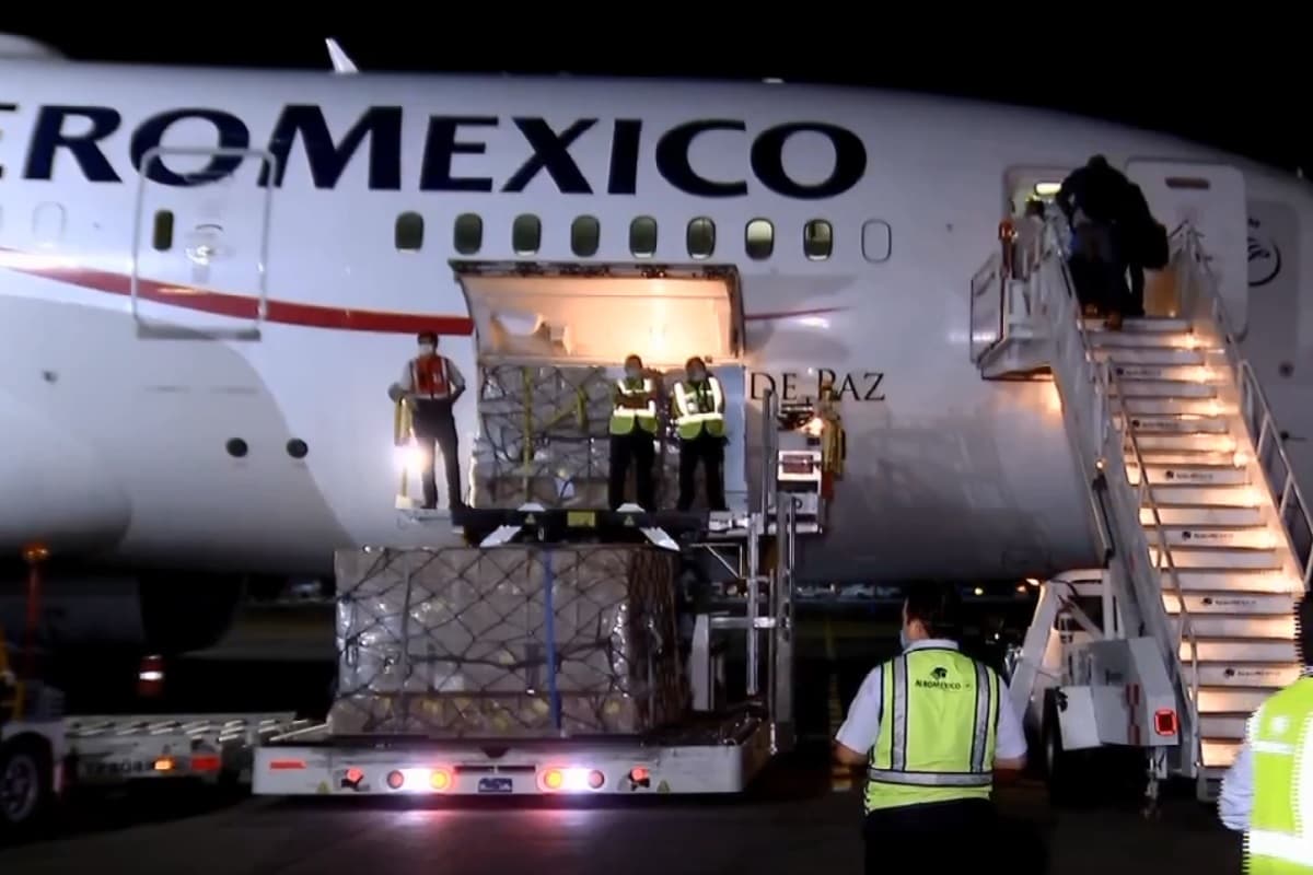 México recibe avión con equipo e insumos médicos de China