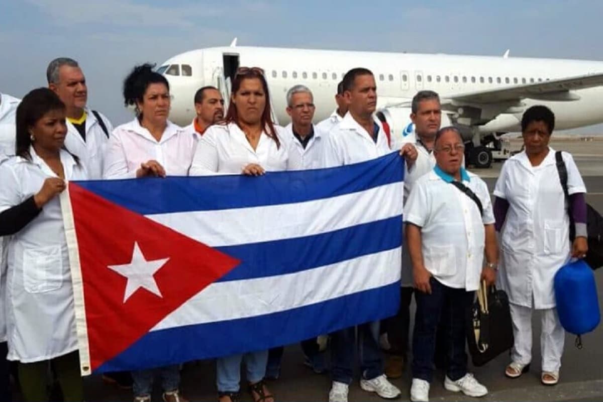 Médicos cubanos llegan a México para poyar contra coronavirus