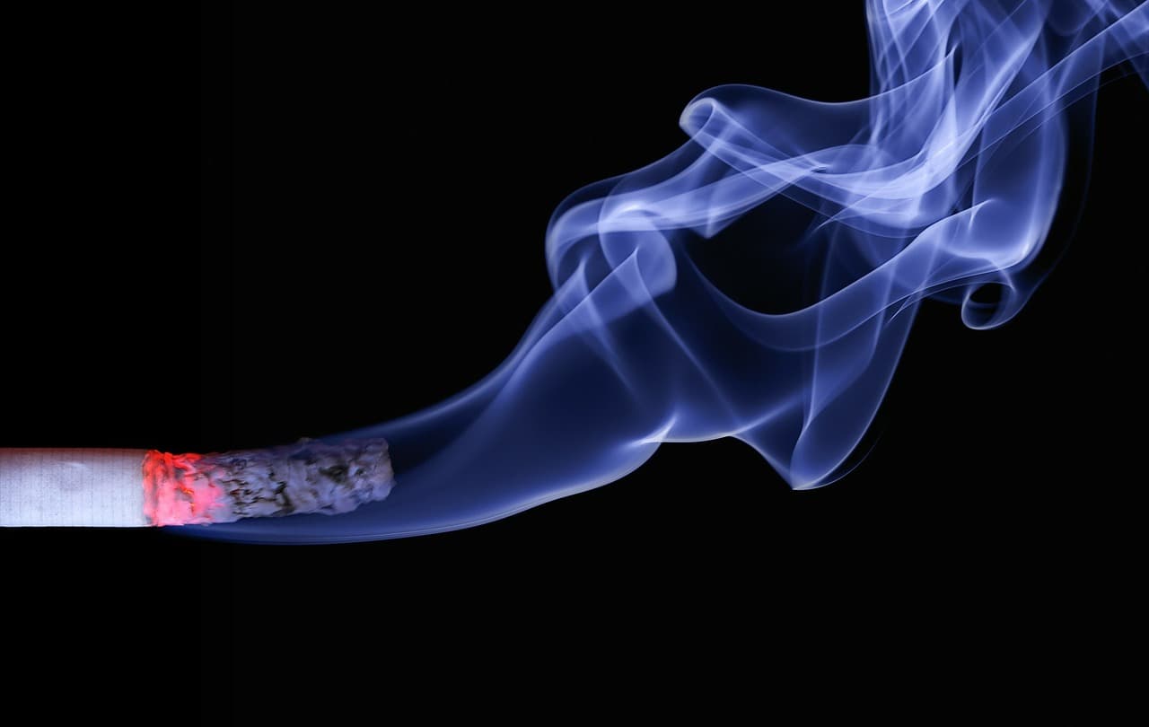 Fumadores y vapeadores corren más riesgo ante Covid-19