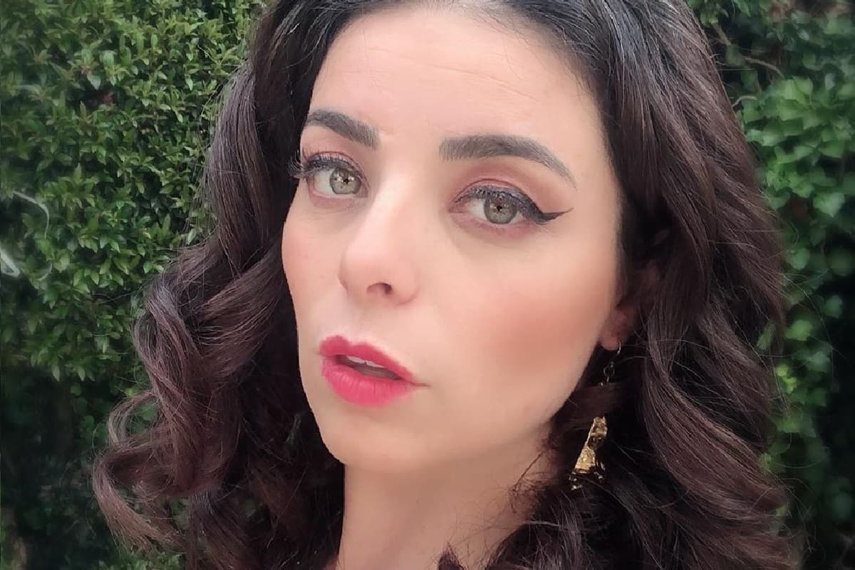 Violeta Isfel sobrevive a la cuarentena vendiendo hamburguesas