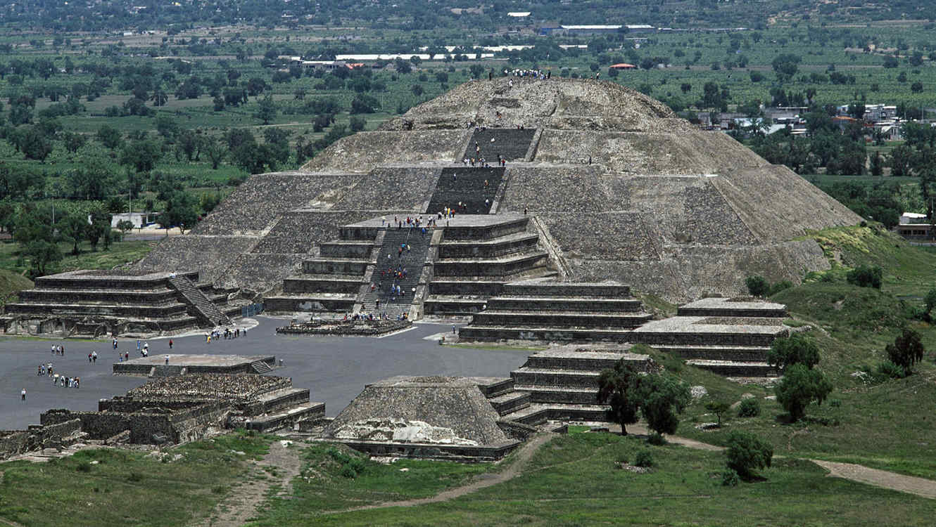 Descubren cámara y túnel debajo de la Pirámide de la Luna en Teotihuacán