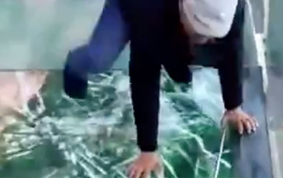 Se rompe un puente de cristal bajo tus pies
