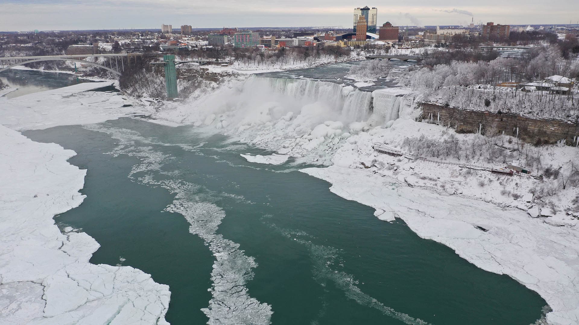 Una tormenta invernal convirtió a las cataratas del Niágara en un escenario de ‘Frozen’