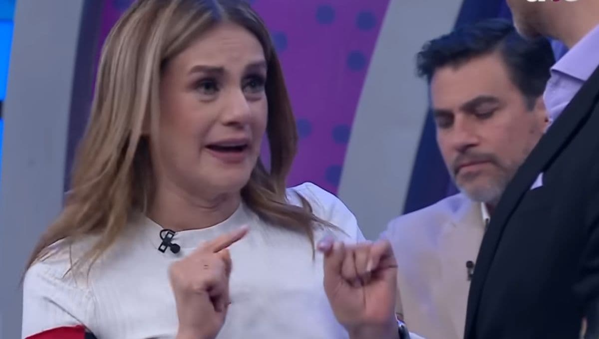Compañeros conductora de Venga la Alegría llora en vivo