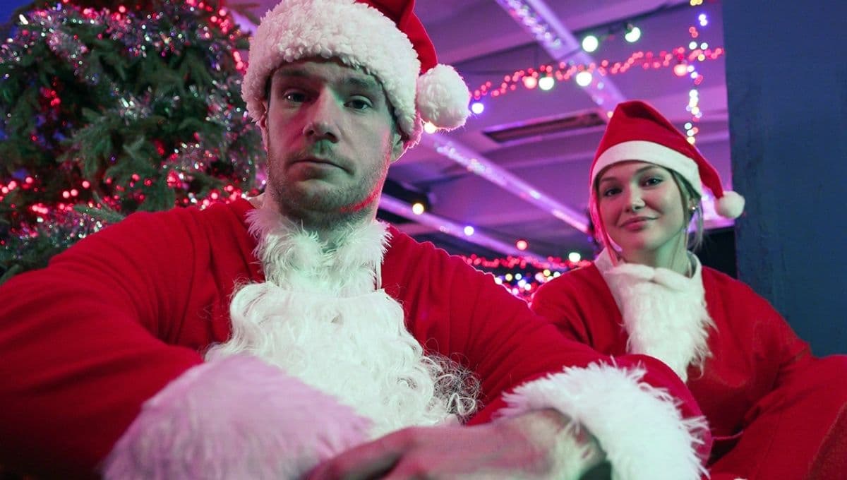 Jingle Bell Heist reparto película navideña de Netflix